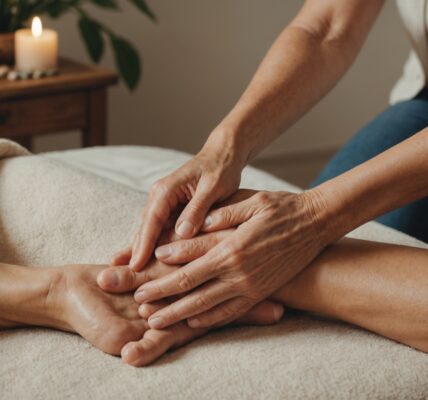 Réflexologie : une alliée naturelle pour apaiser les bouffées de chaleur et harmoniser le corps